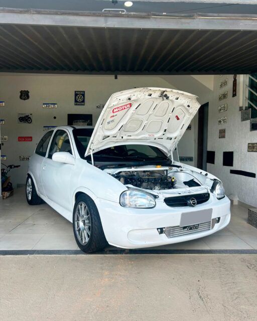 Chevrolet Corsa Wind Turbo
Motor: 1.8 turbo
Potência: 150/160 cv de roda

Mecânica:
Motor GM Família 1 1.8 8v
Turbina Master Power R4449 refrigerada a água e óleo
Intercooler Metal Horse
Oil Catch Can Epman
Polia regulável comando de válvulas Unique
Pressurização em aço inox 2.1/2
Proteções térmicas em coletor de escape, turbina e em linhas de água e óleo próximas
Tela protetora para caixa fria da turbina
Escapamento aço carbono 2.1/2
Radiador Classic 1.6 c/ ar
Tbi 50mm
Motor deslocado 20mm para trás

Alimentação
Bomba de combustível Dinâmica 12bar
Bicos Bosch 65lbs
Catch tank
Injeção Programável
FT450
Fueltech Wideband Nano
Chicote em malha náutica

Suspensão, rodas, pneus e freio
Kit amortecedores reguláveis dianteiros e traseiros Fênix
Rodas Vorx VX 47 Turismo Aro 15, tala 6,
Pneus Semi Slick Farroad 195/55R15:
Kit de freio Powerbrakes 284mm:

Interior
Par de bancos concha Drift Master tamanho G
Volante e pedaleiras Lotse
Alavanca de engate rápido Poke Part
Forros de porta, teto e paineis preto
Half cage.

Carro vira 9.8 nos 201 metros

*Documentação legalizado turbo e suspensão*

CDP é um perfil responsável por promover o encontro entre anunciantes e interessados. Não nos responsabilizamos pelas negociações e a validade das informações.

Visite nosso site e confira mais em www.classificadosdepista.com

______________

🌎 Localização: Goiânia-GO
👤 Contato: @lucas_ldsouza
💰 Valor: R$ 40.499,00
_____________
.
.
.
.
Apoiadores:
.
@rsperformance.com.br
@sanmarinorace
@gas.toys
